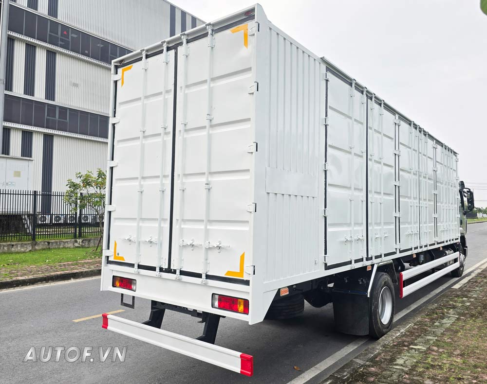 Chenglong 8 tấn H5 240Hp Thùng Kín 3 cửa 9.9M